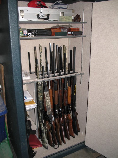 (36-gun) Frontier gun safe, SN RG640-FL 3JA - Calvin Clamme Estate - Farm Equipment & Gun Inventory Auction
